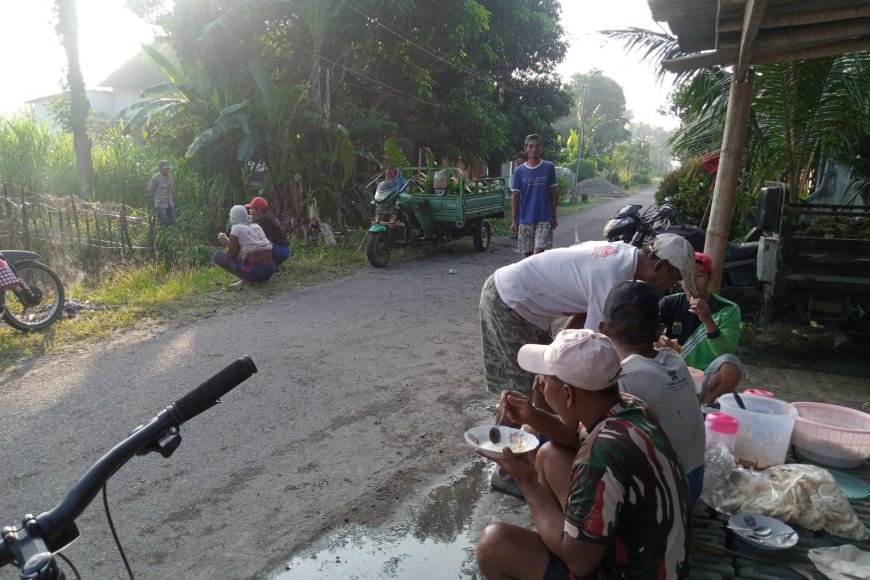 Kerja Bhakti Normalisasi Saluran Irigasi Lingkungan Pemukiman